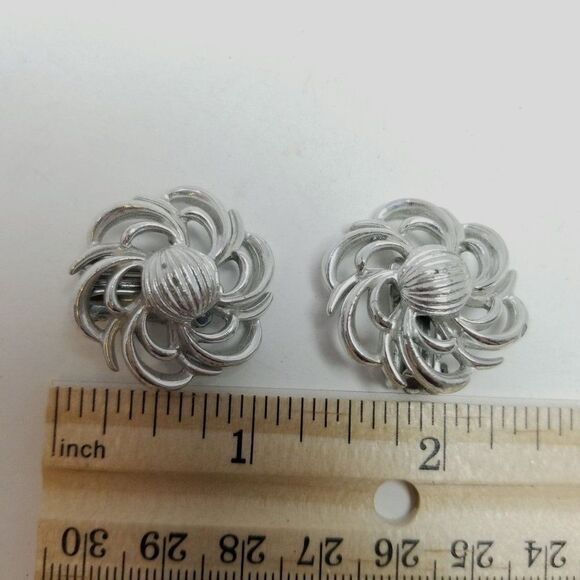 Vintage Coro Silver Tone Retro Flower Shape Clip On Earrings, Abstract 80s Style - Picture 5 of 7
